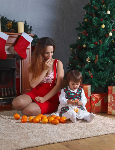 Meisje met moeder in de kamer met kerstversiering — Stockfoto