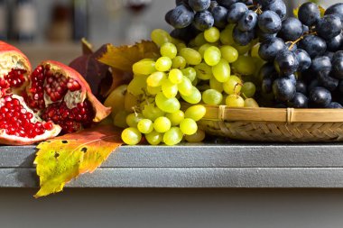 mutfak masasında Narlı mavi ve Yeşil üzüm .