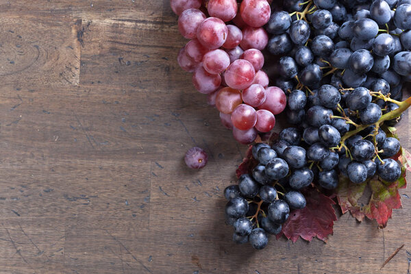 Виноград с листьями
.