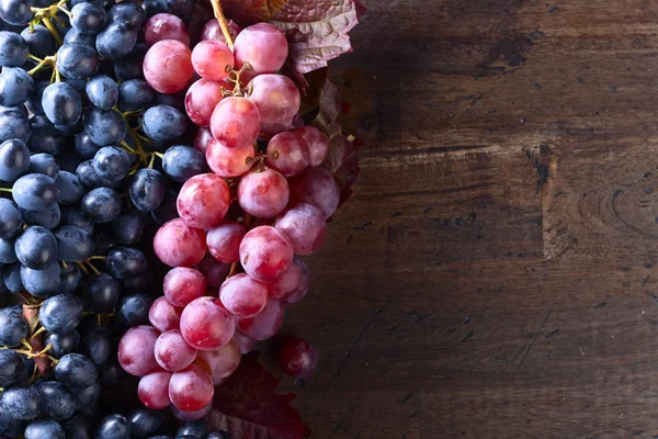 Üzüm yaprakları ile demet.