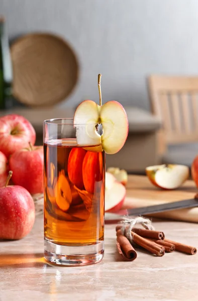 Glas äppeljuice och mogna rosa äpplen — Stockfoto
