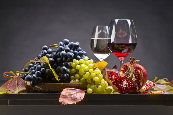 Ripe juicy grape and glass of wine — Stock Photo, Image