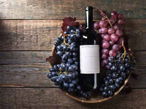 Szőlő és vörös bor. — Stock Fotó
