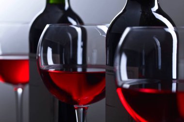 Şişe ve bardak kırmızı şarap