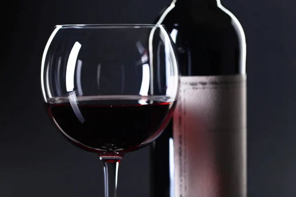 Şişe ve bir kadeh kırmızı şarap. . — Stok fotoğraf