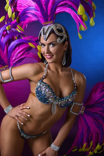 Hermosa chica en traje de carnaval. —  Fotos de Stock