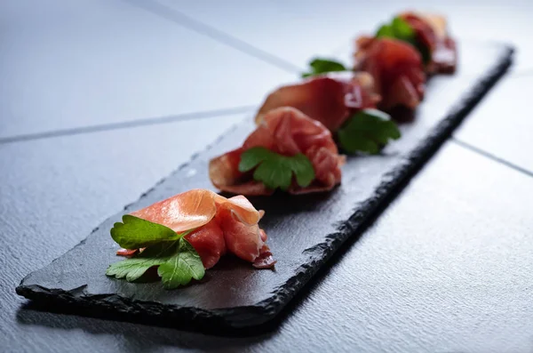 Jamon serrano med persilja . — Stockfoto