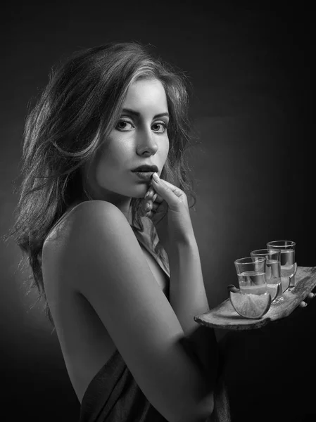 Blond kvinna med glasögon av tequila . — Stockfoto