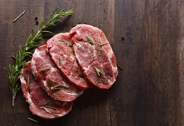 Biberiye ve biber, metniniz için boş alan ile domuz eti biftek — Stok fotoğraf