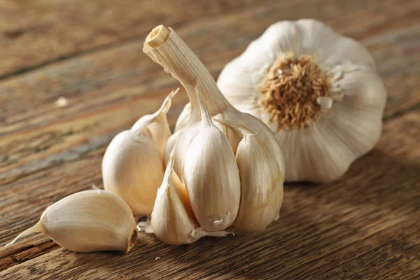 Garlic on wooden table. — Stock Photo, Image