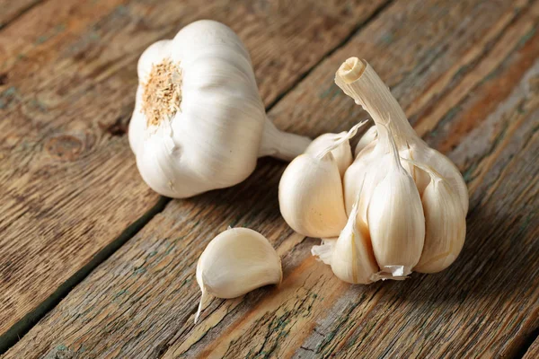 Aglio sul tavolo di legno. — Foto Stock