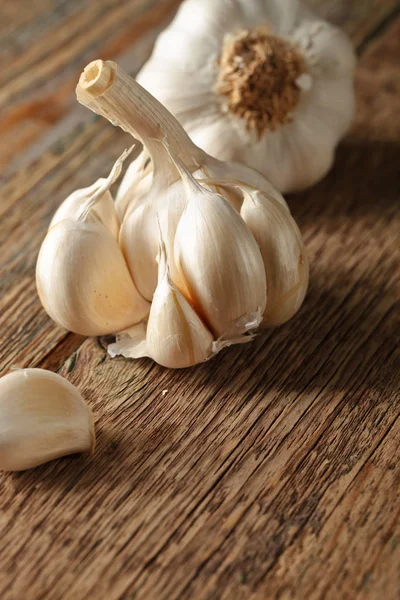 Aglio sul tavolo di legno. — Foto Stock