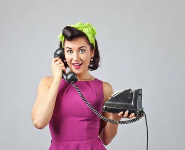 PIN tarzında vintage telefon ile güzel kadın.