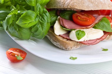 Ciabatta jambon, mozzarella, domates ve fesleğen ile 