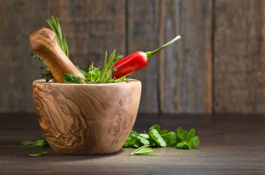 Eski ahşap bir masa üzerinde farklı otlar .