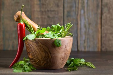 Eski ahşap bir masa üzerinde farklı otlar .