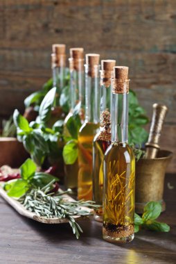 Zeytin yağı ile farklı baharatlar .