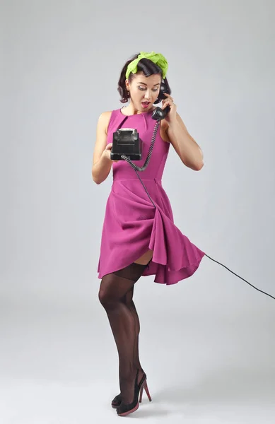 Krásná žena v pin up styl vintage telefonem. — Stock fotografie