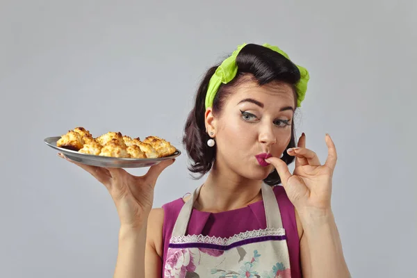 Mooie vrouw met lekkere koekjes. — Stockfoto