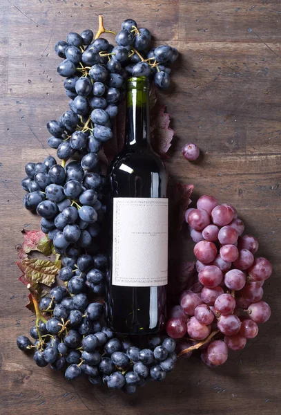 Szőlő és vörös bor. — Stock Fotó