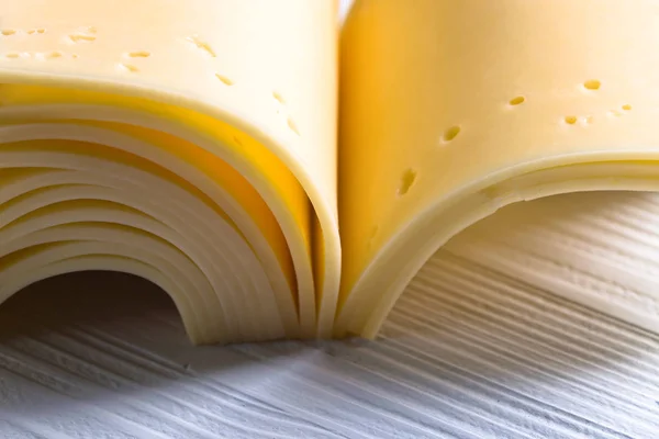 本のように折り返されているチーズのスライス — ストック写真
