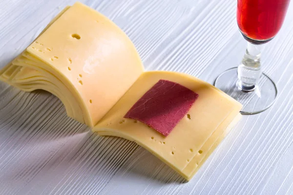 Rebanadas de queso dobladas como un libro —  Fotos de Stock