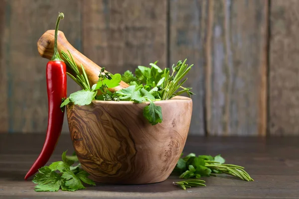 Eski ahşap bir masa üzerinde farklı otlar .