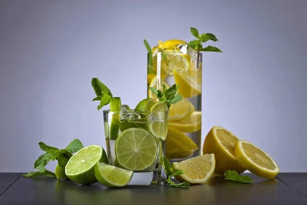 Cocktail com citrinos e hortelã-pimenta . — Fotografia de Stock