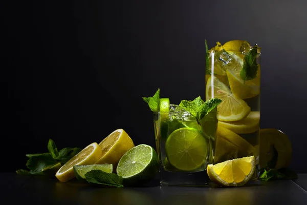 Cocktail con agrumi e menta piperita . — Foto Stock