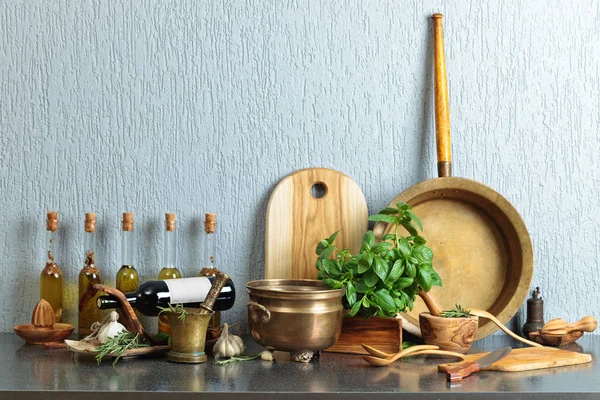 Utensilios de cocina vintage con botellas de aceite de oliva . — Foto de Stock