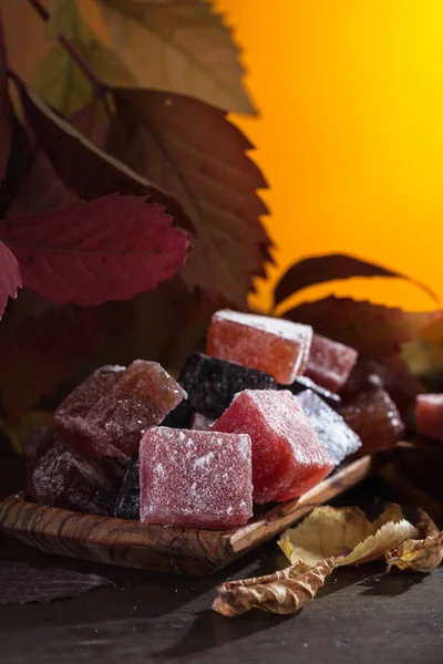 Homemade marmalade and autumn leaves. — Stock Photo, Image