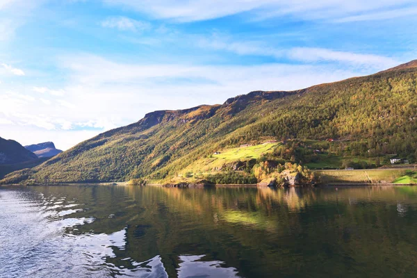 Schilderachtige landschappen van de Noorse fjorden. — Stockfoto