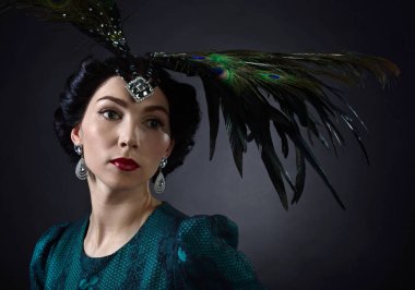 Retro tarzı ile tüy headdress kadında.