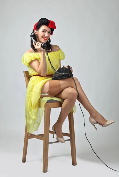 Mooie vrouw spreken via vintage telefoon. — Stockfoto