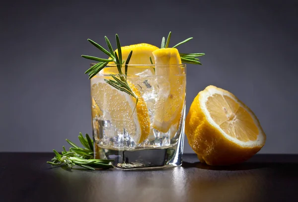 Cocktail avec tonique, citron et romarin — Photo