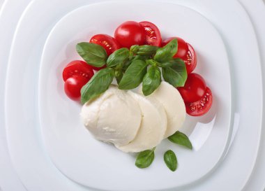 Domates ve fesleğenli mozzarella.