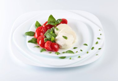 Domates ve fesleğenli mozzarella.