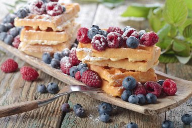 Ahududu ve böğürtlenli gözleme 