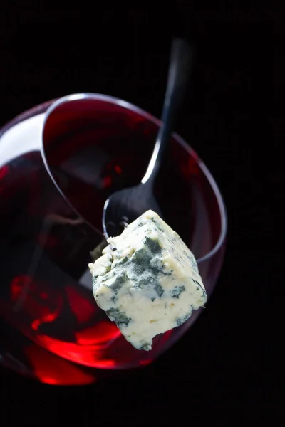 Μπλε τυρί και ποτήρι κόκκινο κρασί . — Φωτογραφία Αρχείου