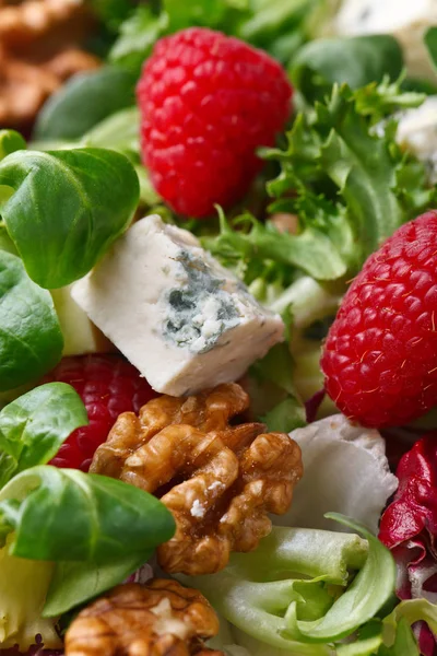 Salada verde com queijo — Fotografia de Stock