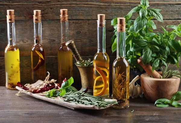Olivový olej s bazalkou. — Stock fotografie