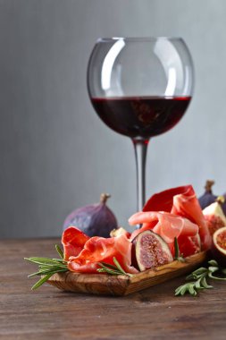 Prosciutto incir, kırmızı şarap ve biberiye.