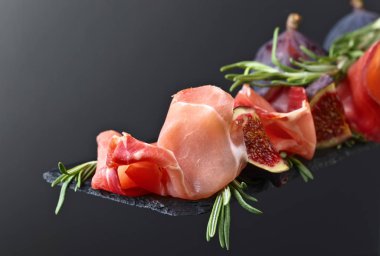Prosciutto incir ve biberiye ile.