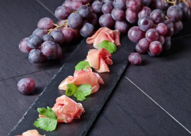 Jamon serrano maydanoz ve üzüm ile. 