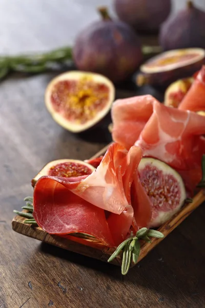 Prosciutto com figos e alecrim . — Fotografia de Stock