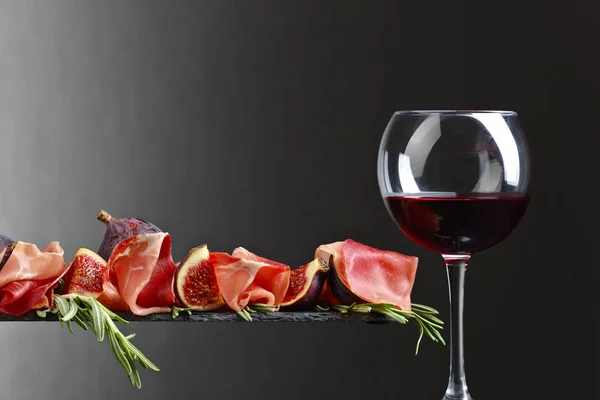 Prosciutto with figs, red wine and rosemary . — Stock Photo, Image