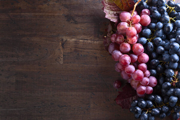 Виноград с листьями
.