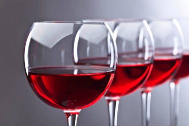 Bir kadeh kırmızı şarap. 