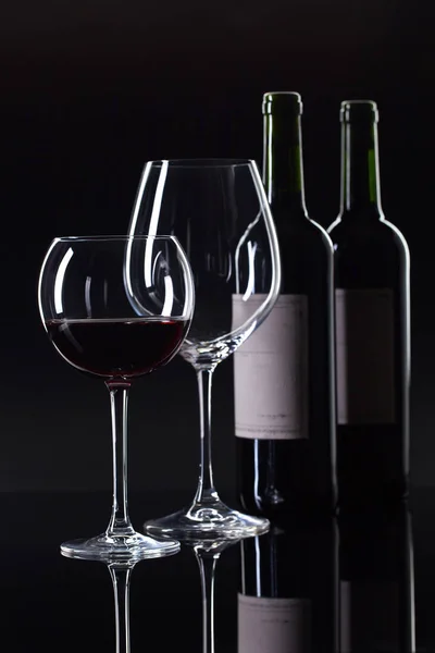 Flaschen und Glas Rotwein . — Stockfoto