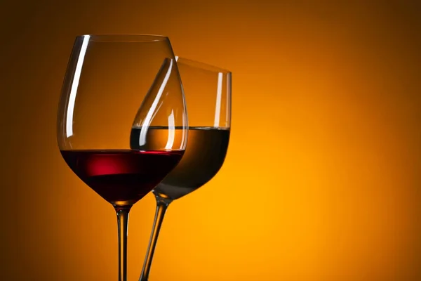 Γυαλιά με κόκκινο και λευκό κρασί, ελεύθερο χώρο για το κείμενό σας — Φωτογραφία Αρχείου